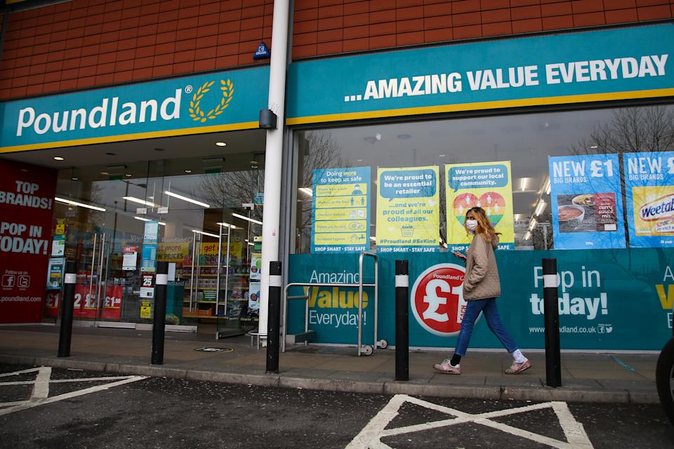 LONDYN, Wielka Brytania - 18.03.2021: Kobieta w masce przechodzi obok oddziału Poundland w Londynie.  (Zdjęcie: Dinendra Haria / SOPA Images / LightRocket via Getty Images)