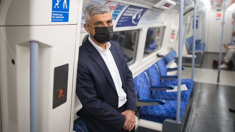 Burmistrz Londynu Sadiq Khan jedzie do ratusza metrem الم