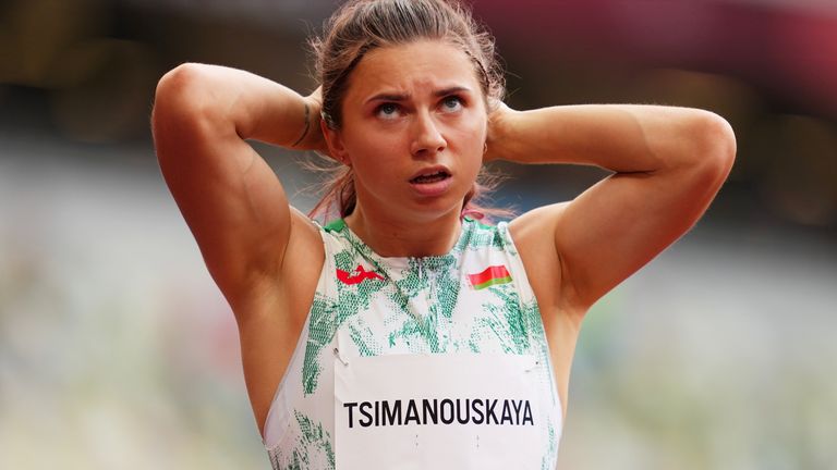 Reakcja Kristiny Tsimanoskiej z Białorusi po rywalizacji w szóstej rundzie kobiet na 100 m na Igrzyskach Olimpijskich w Tokio