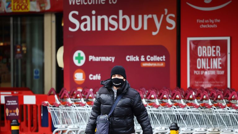 Sainsbury powiedział, że znaki i ochroniarze pomogą zapewnić wszystkim bezpieczeństwo.  plik obrazu