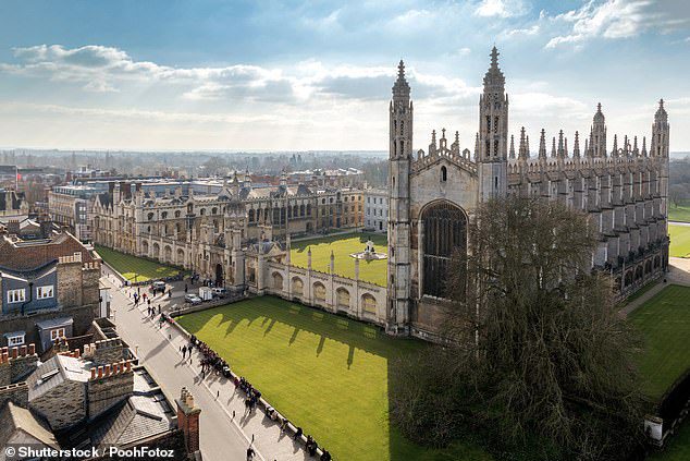 Badanie przeprowadzone na Uniwersytecie Cambridge (na zdjęciu) wykazało, że pisząc krótki opis zjedzonego posiłku, ograniczyłeś liczbę zjedzonych krakersów.  Ale poproszeni o napisanie szczegółowego opisu ostatniego posiłku, ludzie zjedli więcej herbatników