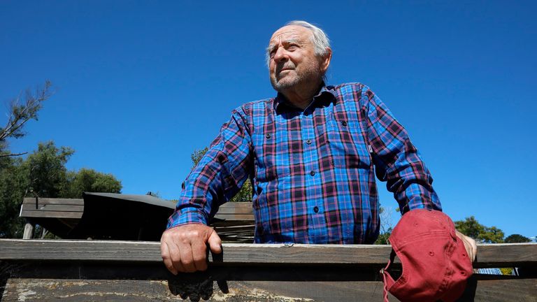 Entrevista a Yvon Chouinard (nacido el 9 listopada 1938) es unescador estadounidense, ecologista, y un empresario multimillonario de la industria al aire libre.  Fundador de la Compania Patagonia..Chouinard es tambien un surfista, kayakista y cetrero, y es especialmente a la pesca con mosca al estilo tenkara.